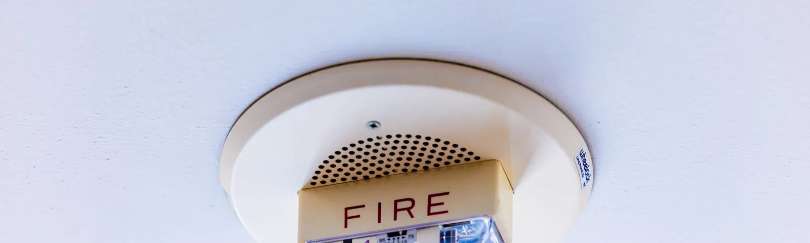 Détecteur de fumée connecté fixé au plafond